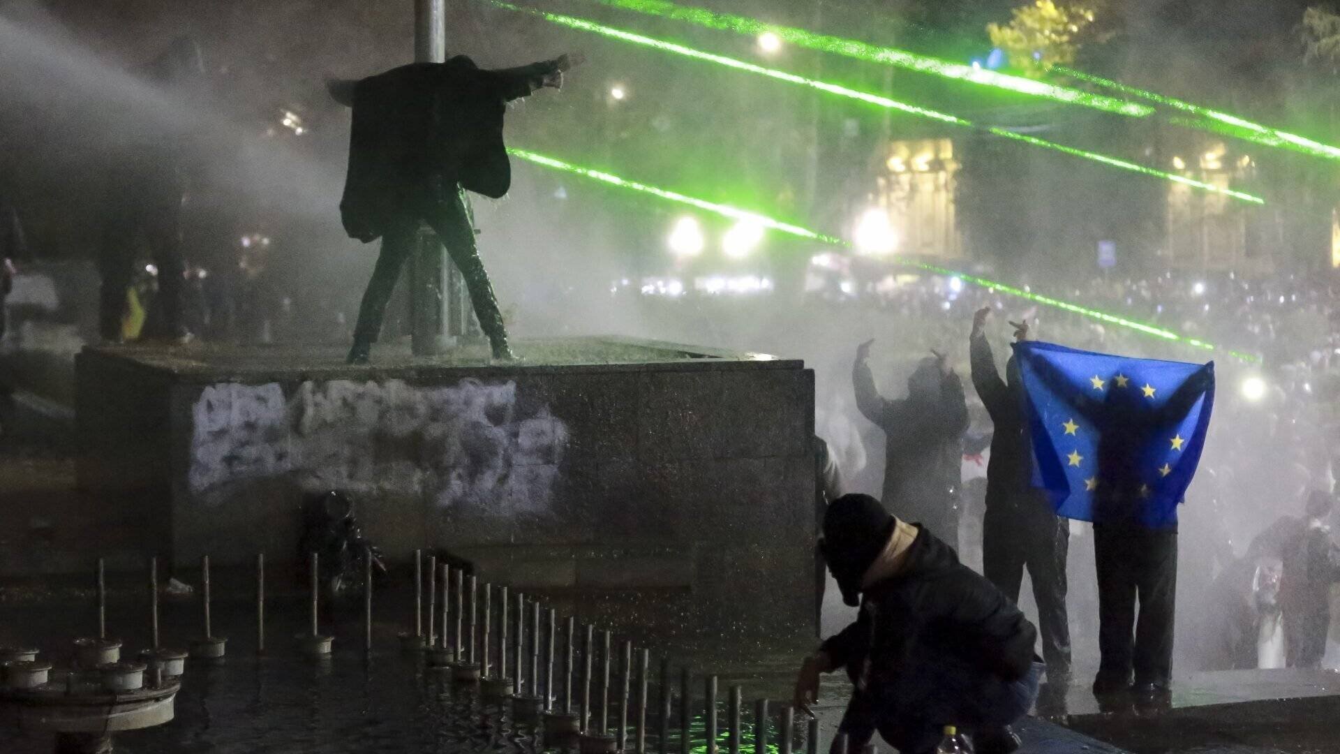 Manifestants avec un drapeau de l'UE devant le Parlement à Tbilissi.