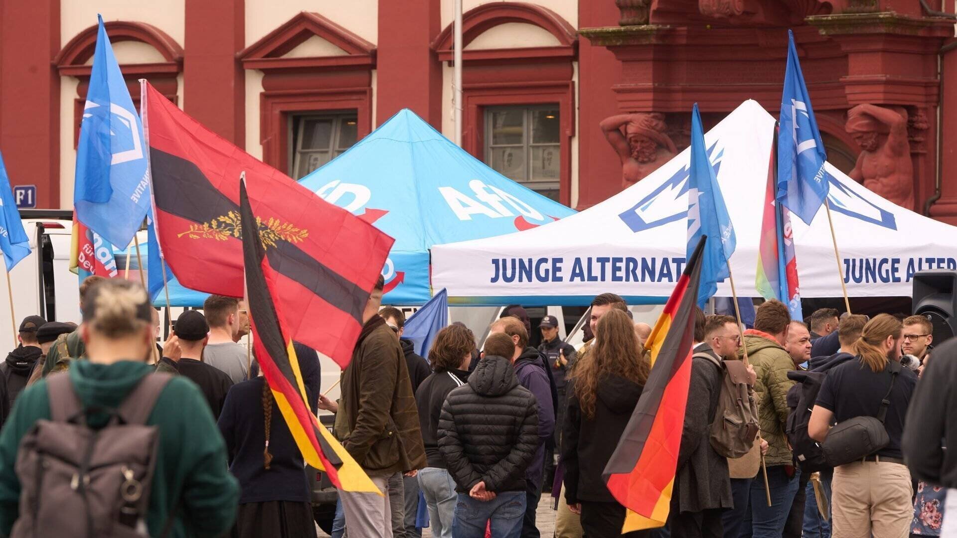 Anhänger der AfD und rechter Gruppierungen demonstrieren in Mannheim gegen eine Kundgebung von Bürgern gegen Extremismus und Gewalt. (Archivbild vom 02.06.2024)