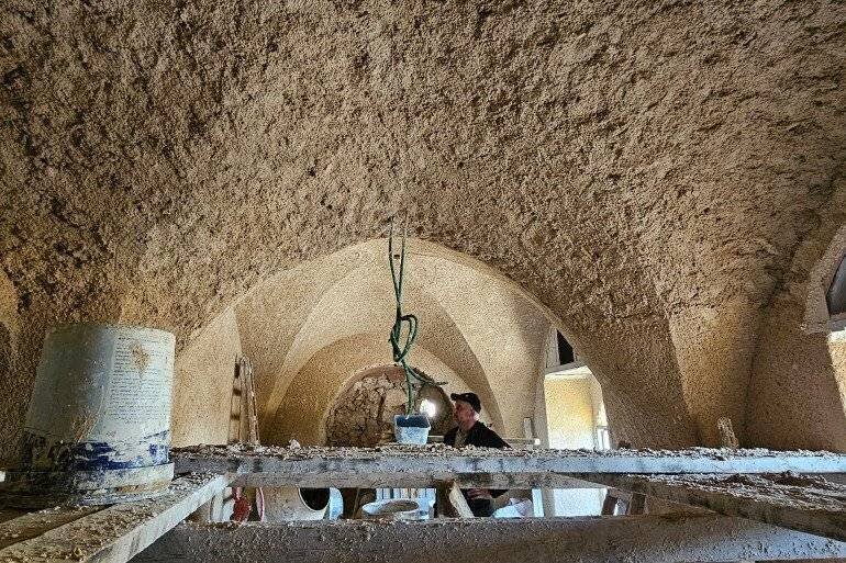 Travaux de restauration d'une maison ancienne dans la vieille ville d'Hébron.