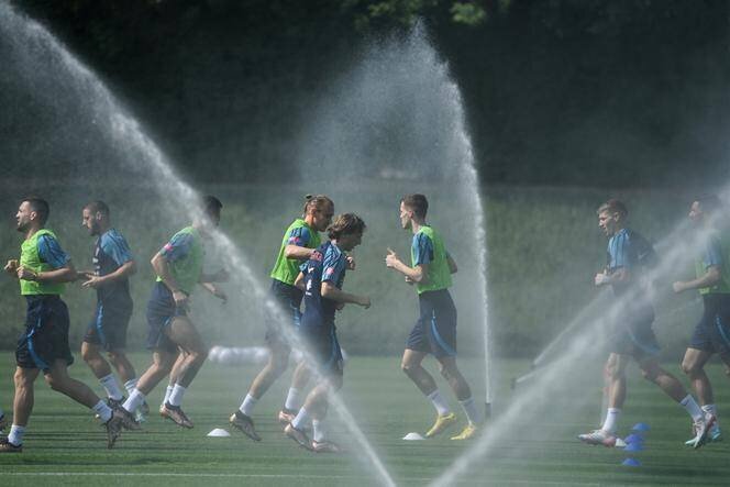Les joueurs croates s’entraînent sous des jets d’eau en raison de la chaleur, avant la Coupe du monde de football au Qatar, au stade d’Al-Ersal, à Doha, le 19 novembre 2022.