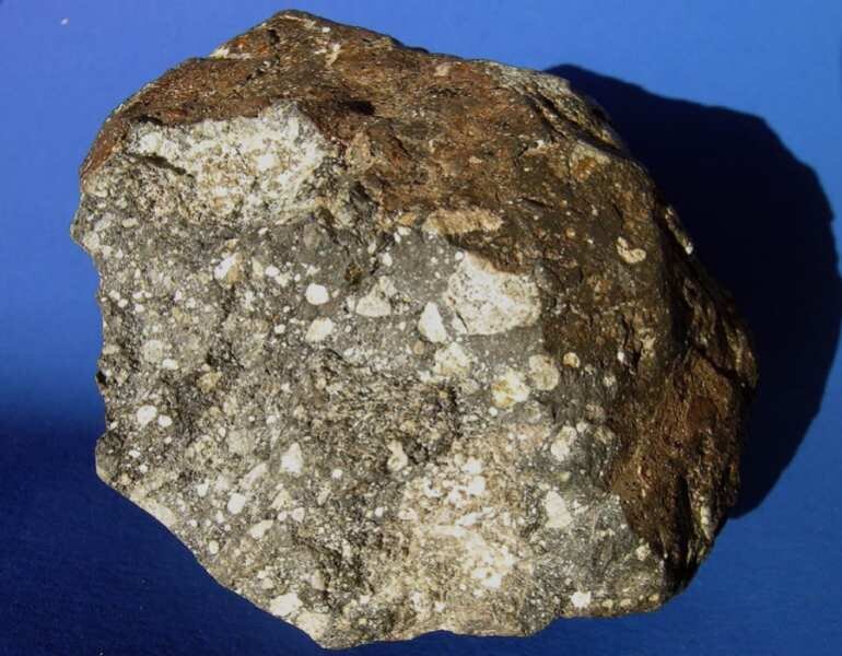 Météorite 'Nord-Ouest Afrique 2995' découvert en Algérie a redéfini l'histoire des plus anciens bassins lunaires (Université de Washington à Saint-Louis)