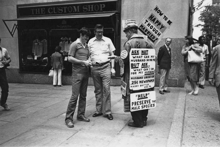 Harry Britton (1925 - 1981), fondateur de l'Association internationale des maris mécontents, fait campagne pour la 'libération des maris' à Fifth Avenue, New York, mai 1980. (Photo par Barbara Alper/Getty Images)