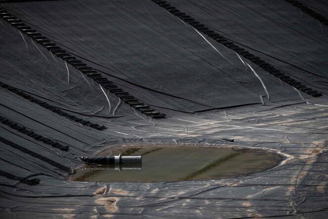 Sur le chantier de construction de la méga-bassine de Sainte-Soline (Deux-Sèvres), le 18 juillet 2024.