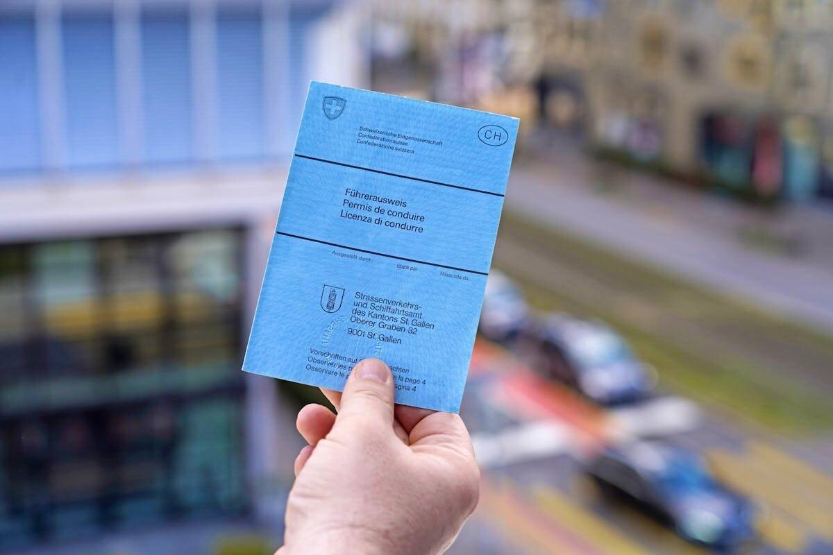Blauer Führerausweis: Wer im Ausland lebt, muss dort einen neuen Fahrausweis beantragen.