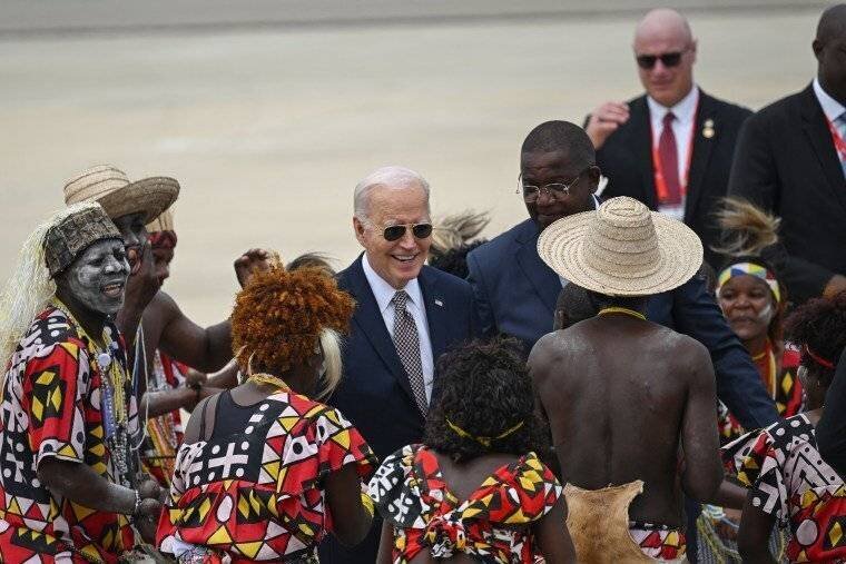 Joe Biden regarde une danse traditionnelle à l'aéroport
