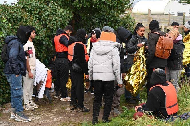 Des migrants qui viennent d’être secourus en mer, à Sangatte (Pas-de-Calais), mercredi 4 décembre 2024.