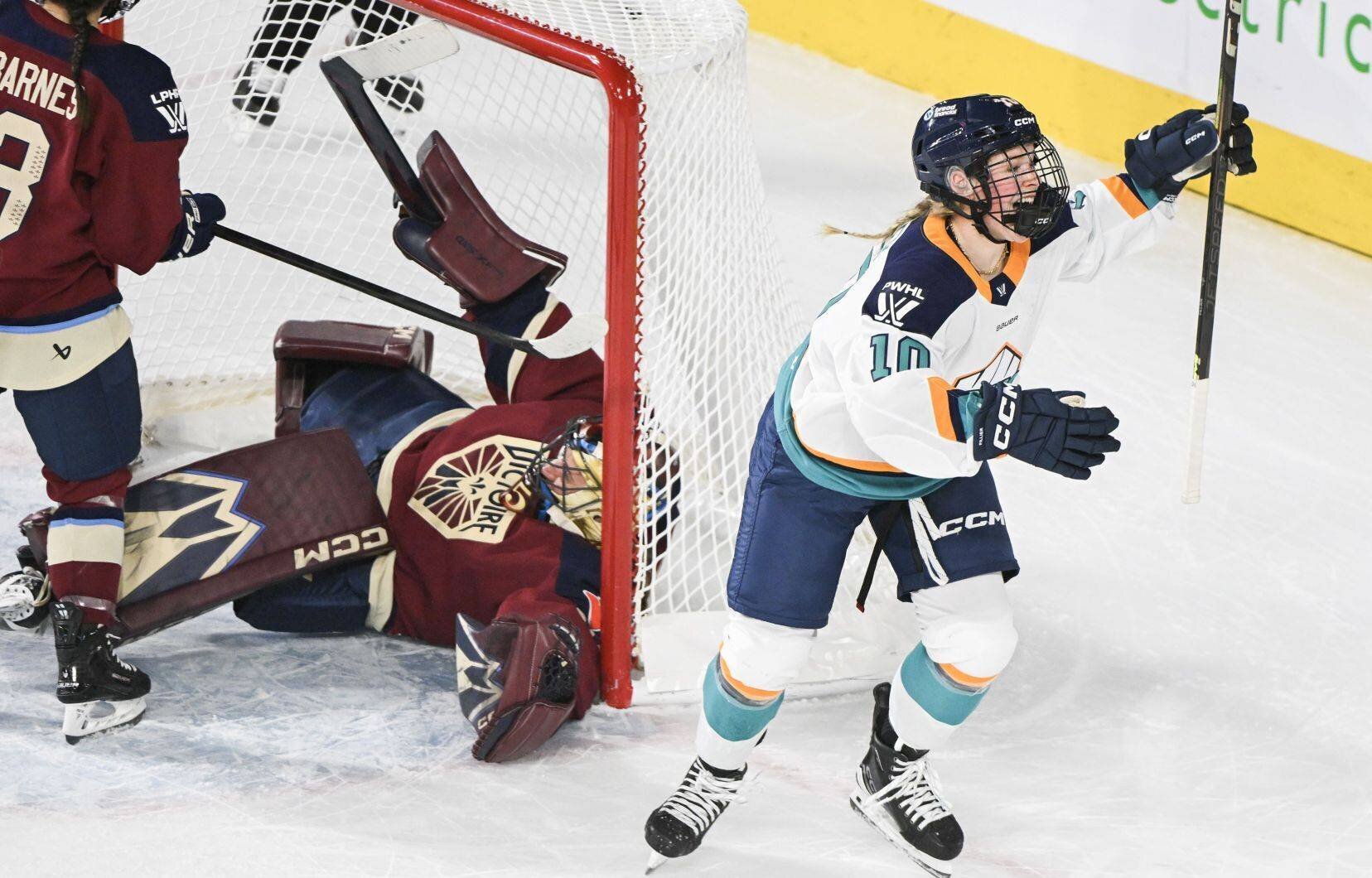 Sarah Fillier, des Sirens de New York, célébrant son but en première période contre la Victoire de Montréal.