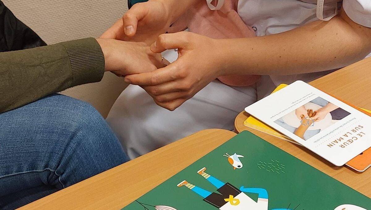 Le personnel soignant se forme aux massages magiques puis transmet les gestes aux parents