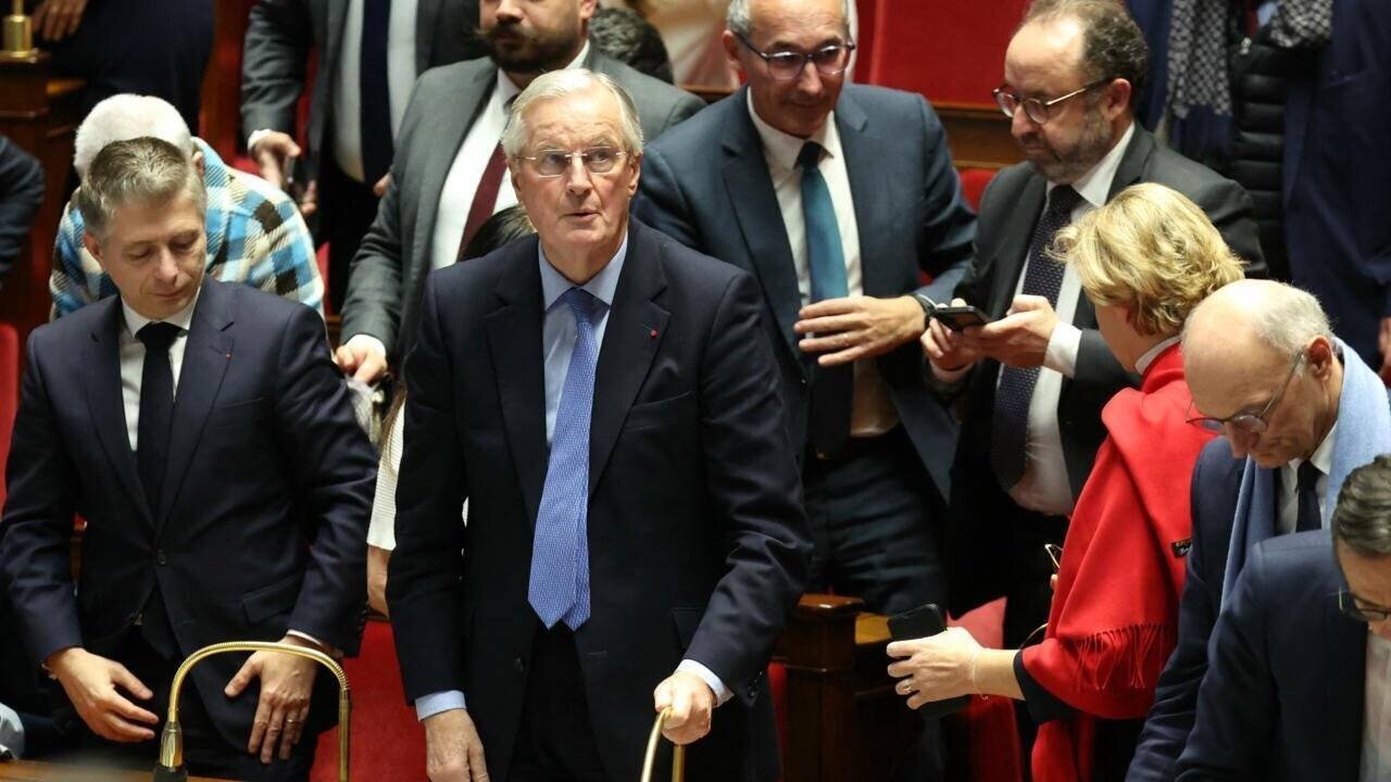 Michel Barnier réagit après le vote de défiance à l'Assemblée nationale à Paris.