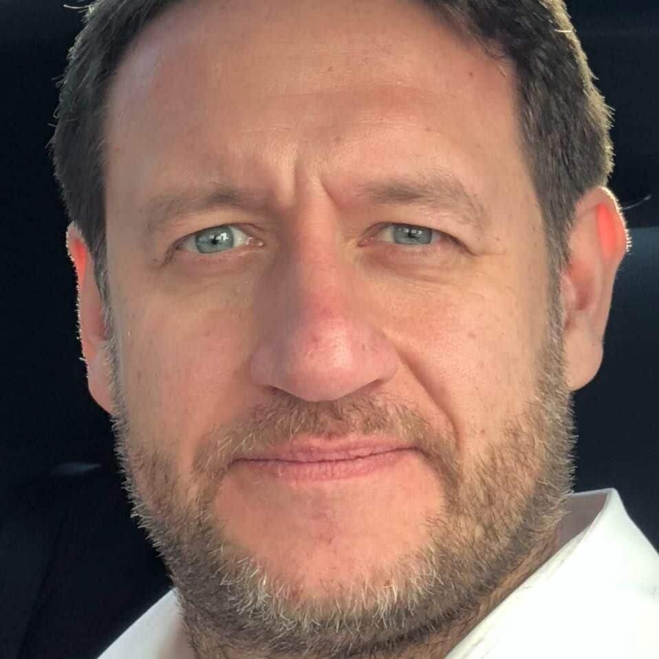 Mike Homann regarde la caméra