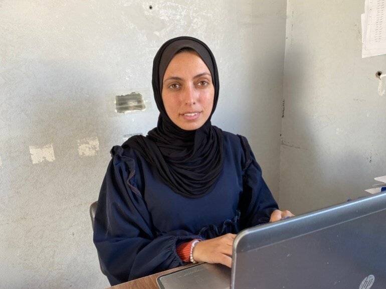 Taghrid Al-Sayfi discutant des défis de l'aide humanitaire.