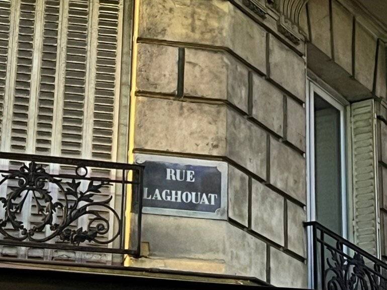 Titulé 'Rue Aghwat' dans le 18ème arrondissement de la capitale française, Paris.