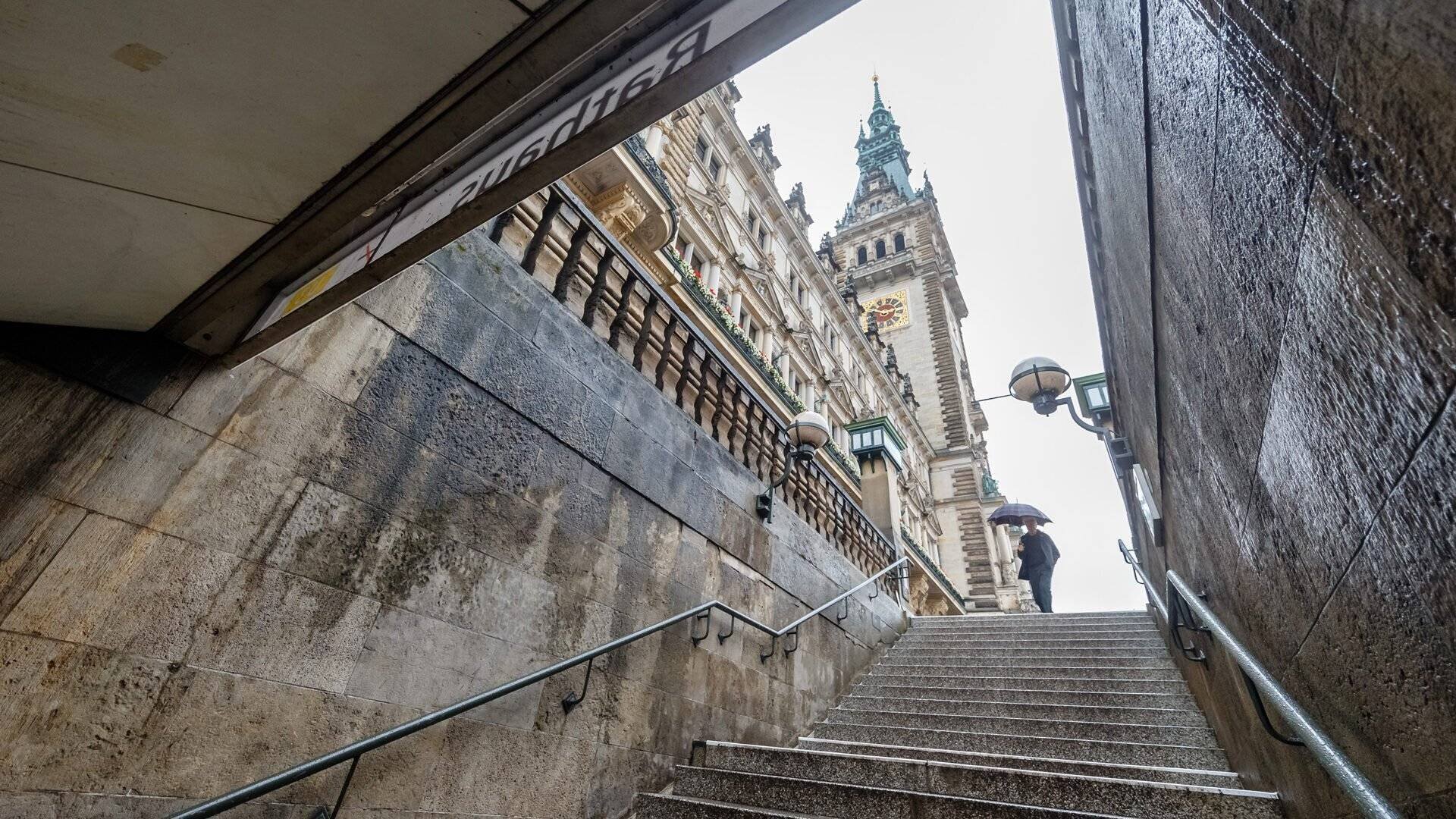 Treppenaufgang zum Hamburger Rathaus | picture alliance/dpa Treppenaufgang zum Hamburger Rathaus