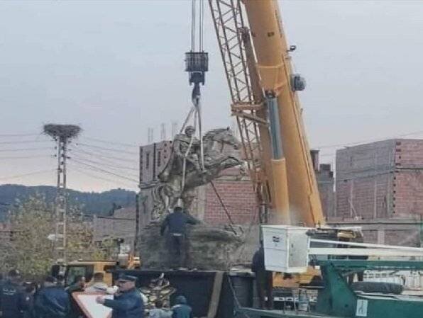 Retrait de la statue d'Axel