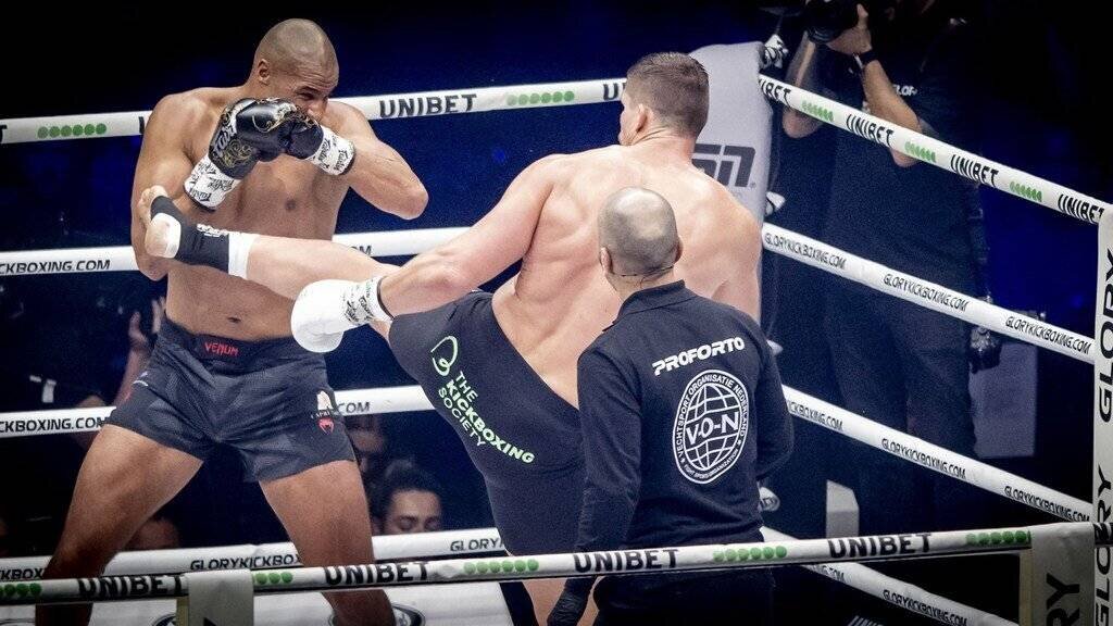 Rico Verhoeven partage un coup avec Levi Rigters lors d'un précédent combat.