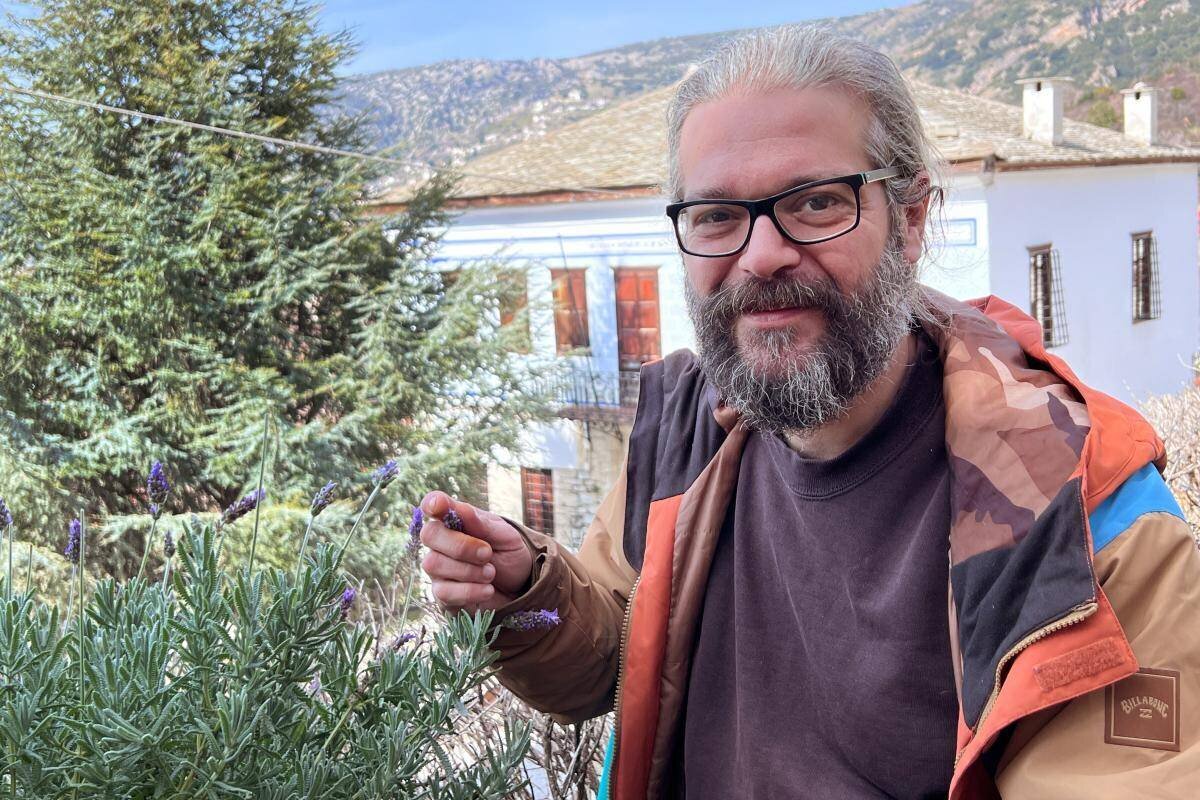 Manos Manou, botaniste à Portaria