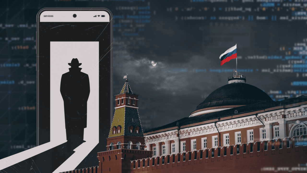 Un smartphone avec un espion sur l'écran, le Kremlin en image de fond.