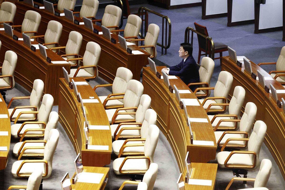 Ahn Chul-soo, député du Parti du Pouvoir Populaire, présent dans la salle de vote.