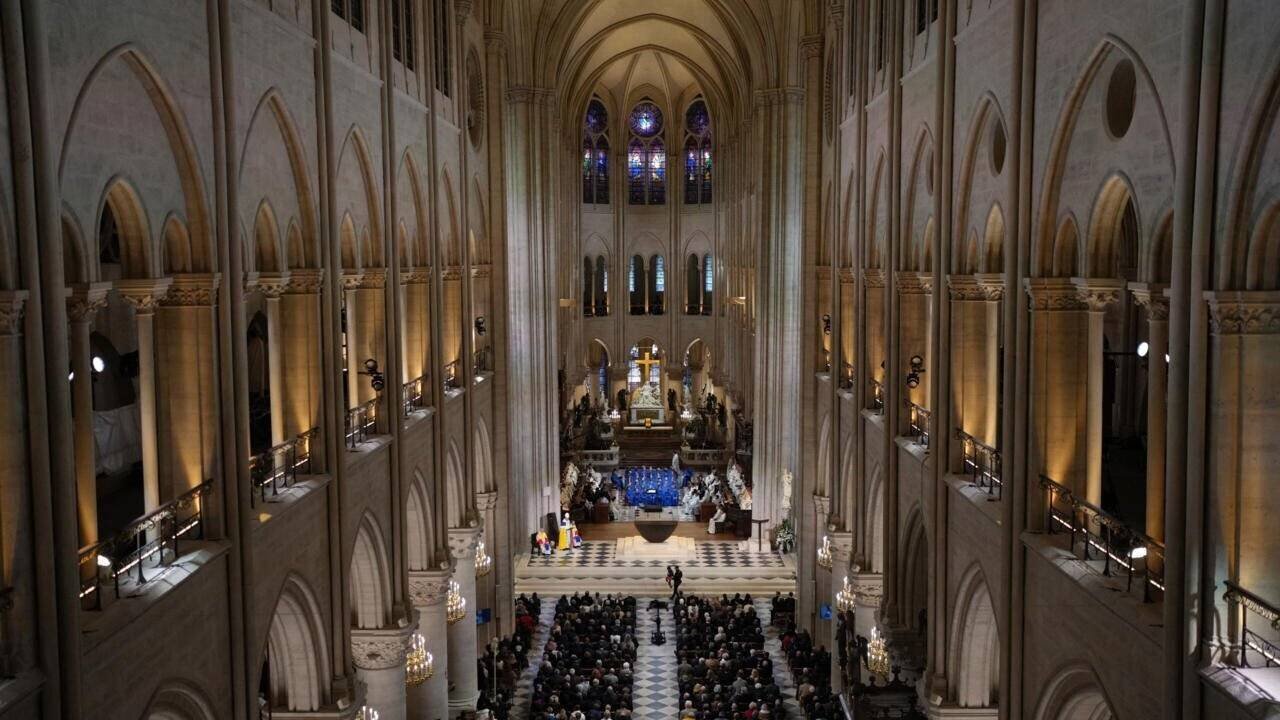 Des invités assistent à la cérémonie marquant la réouverture de la cathédrale Notre-Dame dans le centre de Paris, le 7 décembre 2024.