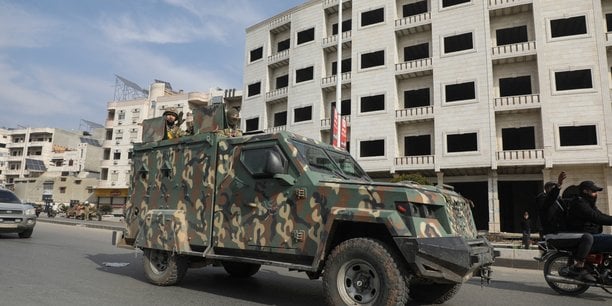 Un combattant rebelle fait un geste à Hama en Syrie