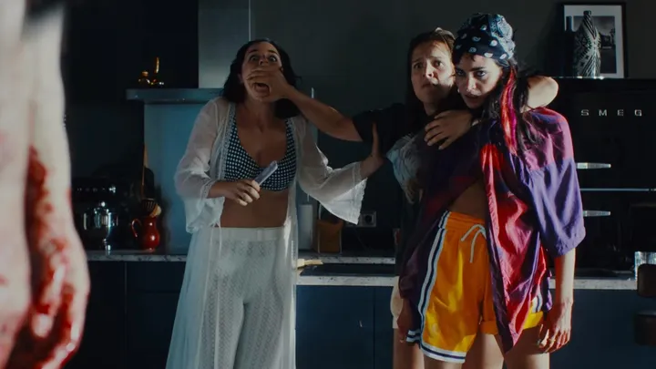 Noémie Merlant, Sanda Codreanu et Souheila Yacoub dans le film Les Femmes au balcon de Noémie Merlant. (TANDEM)