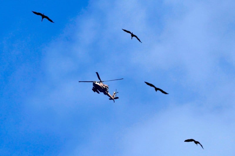 Hélicoptère d'attaque dans le ciel