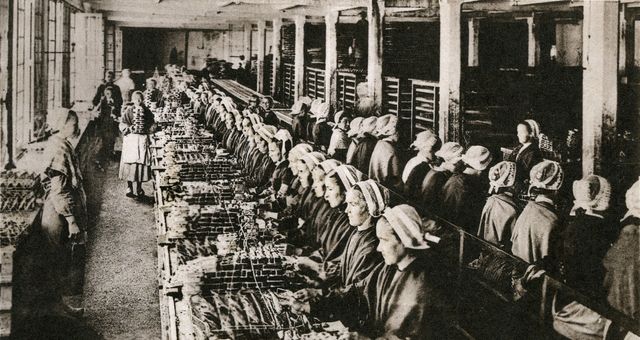 Sardinieres faisant la mise en boite des sardines à l'usine Chanterelle à Douarnenez (début XXème siècle) ©AFP - Leemage