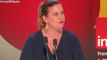 Mathilde Panot, la présidente du groupe LFI à l'Assemblée nationale, était l'invitée de France de 'Questions politiques' sur France Inter, franceinfo et 'Le Monde', le 8 décembre 2024. (FRANCE INTER / RADIO FRANCE)