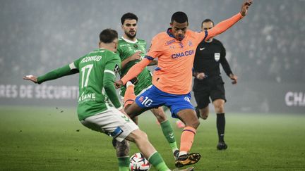 Mason Greenwood (Marseille) face à la défense de Saint-Etienne en Ligue 1, le 8 décembre 2024, à Geoffroy-Guichard. (ARNAUD FINISTRE / AFP)