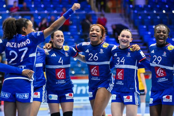 L’équipe de France féminine de handball après sa victoire contre la Suède, lors de l’Euro, à Debrecen (Hongrie), le 8 décembre 2024.