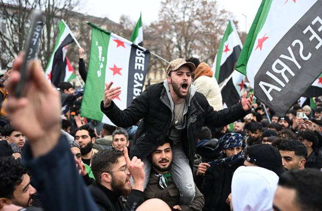 Des membres de la communauté syrienne d’Allemagne célèbrent la fin du régime de Bachar Al-Assad, à Berlin, le 8 décembre 2024.
