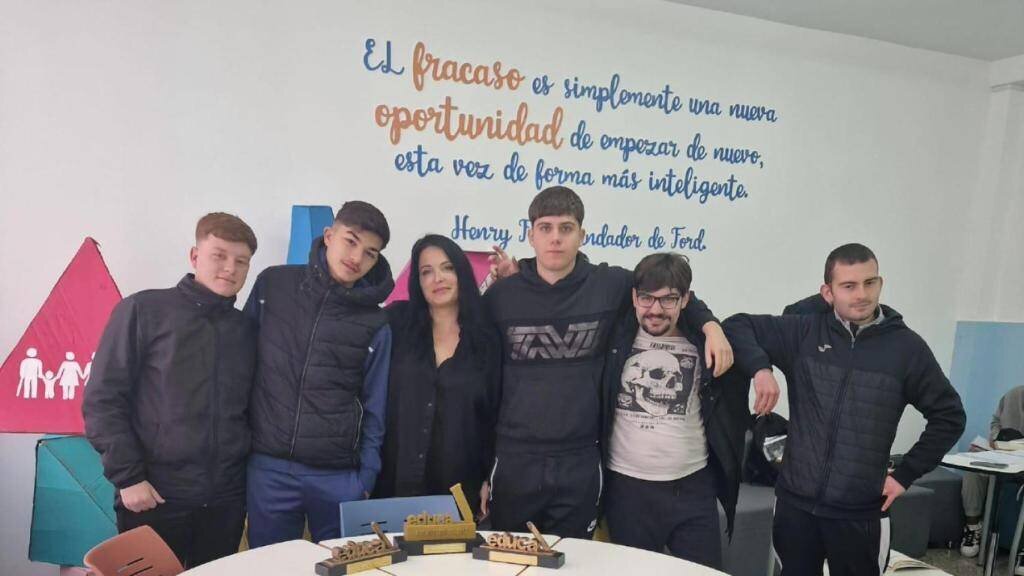 Patricia avec quelques-uns de ses élèves.