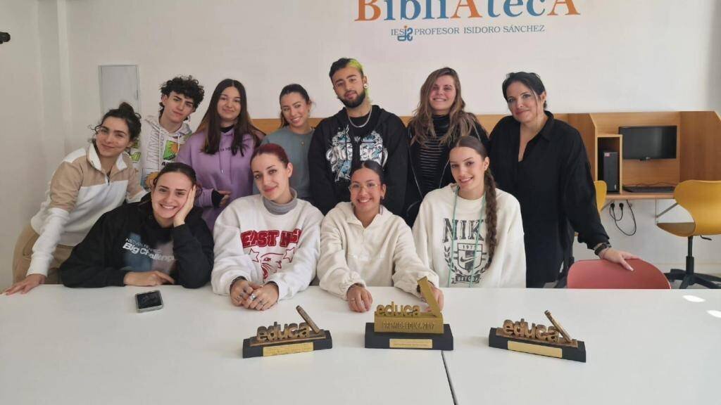 Patricia avec quelques-unes de ses élèves.