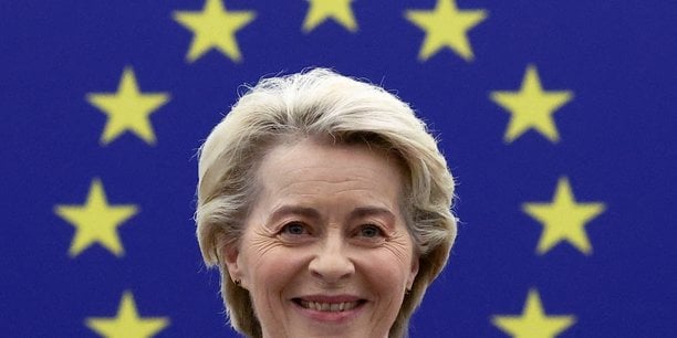 Ursula von der Leyen avant le vote pour approuver la nouvelle commission européenne.