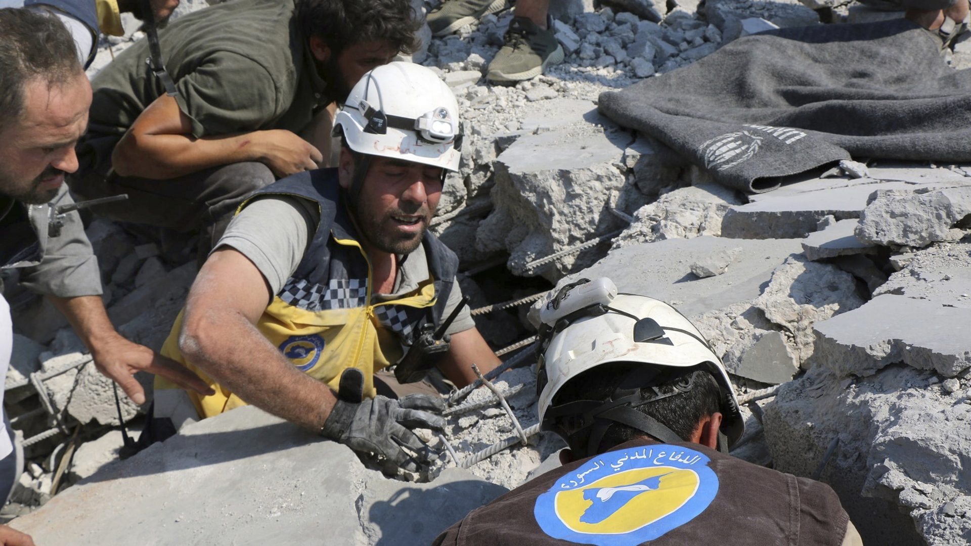 Weißhelme im Einsatz in Syrien (Archivbild) | AP Weißhelme im Einsatz in Syrien (Archivbild)
