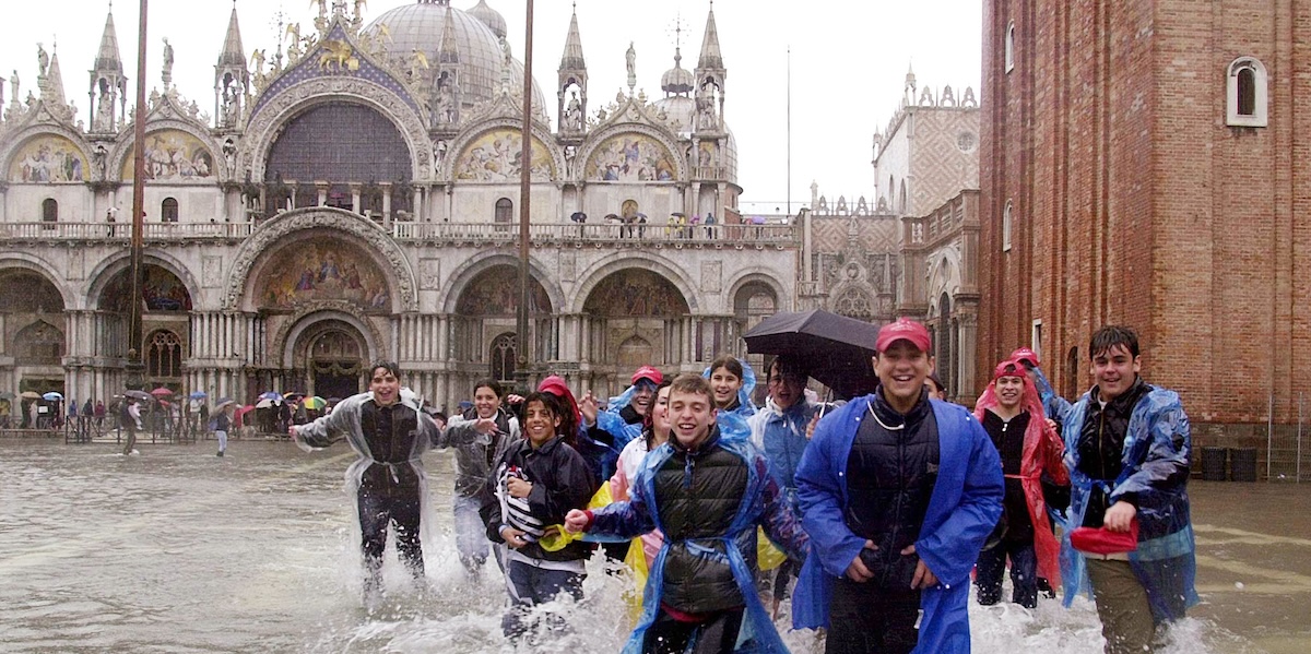 Ragazzi a Venezia durante una gita scolastica mentre c'è l'acqua alta in piazza San Marco