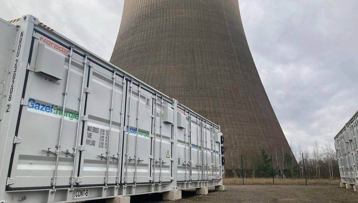 La centrale a une capacité de stockage de 44 MégaWatt/heure, soit la consommation quotidienne d'environ 10.000 personnes,