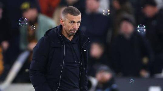 Gary O'Neil marche sur le terrain à la fin de la défaite des Wolves contre West Ham
