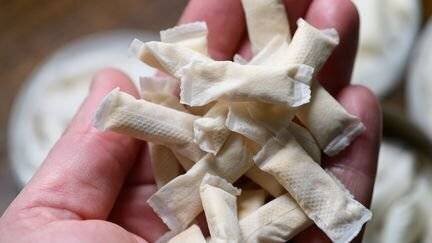 Une personne tient dans sa main des pouches, des petits sachets de nicotine aromatisés, le 3 mai 2024.