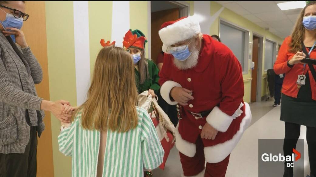 Le Père Noël apporte des jouets par hélicoptère