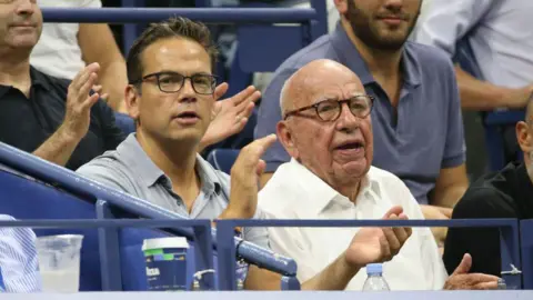 Lachlan Murdoch applaudissant