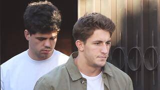 Les deux rugbymen français Hugo Auradou et Oscar Jegou quittent la maison de résidence à Mendoza, en Argentine, le 12 août 2024.