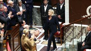 Marine Le Pen, rejoignant les bancs du Rassemblement national à l’Assemblée nationale après avoir annoncé que son groupe voterait la censure, le 4 décembre 2024.