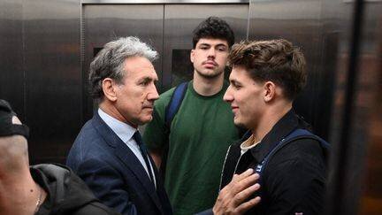 Hugo Auradou et Oscar Jegou parlent avec leur avocat, à l'aéroport international d'Ezeiza (Argentine), le 3 septembre 2024. (LUIS ROBAYO / AFP)