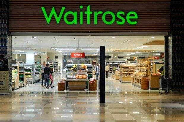 Magasin Waitrose avec une affiche d'offres