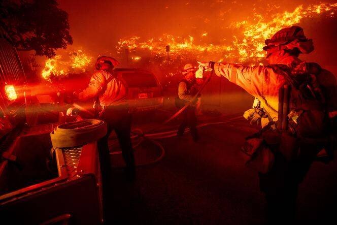 Des pompiers, à Malibu (Californie), le 10 décembre 2024.