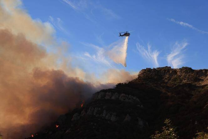 Un hélicoptère de lutte contre les incendies, à Malibu (Californie), le 10 décembre 2024.