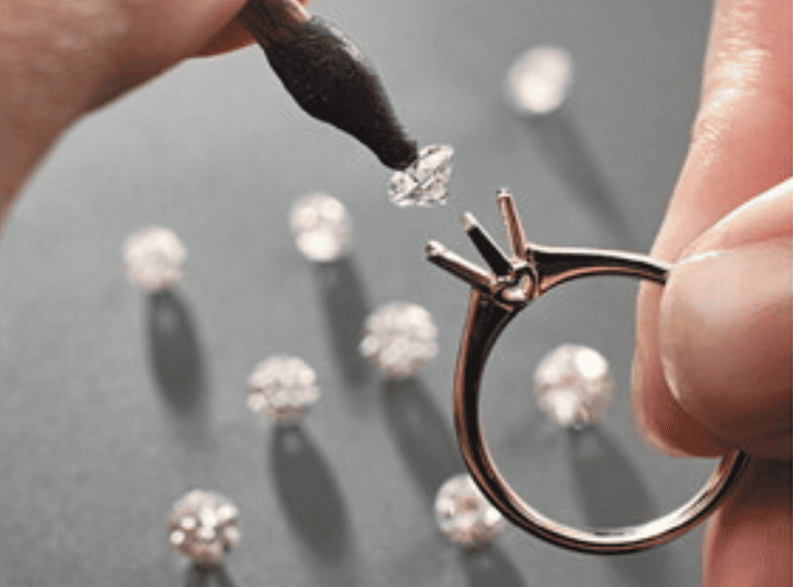 I signori dei diamanti e quelle mani esperte che 'tagliano' la luce