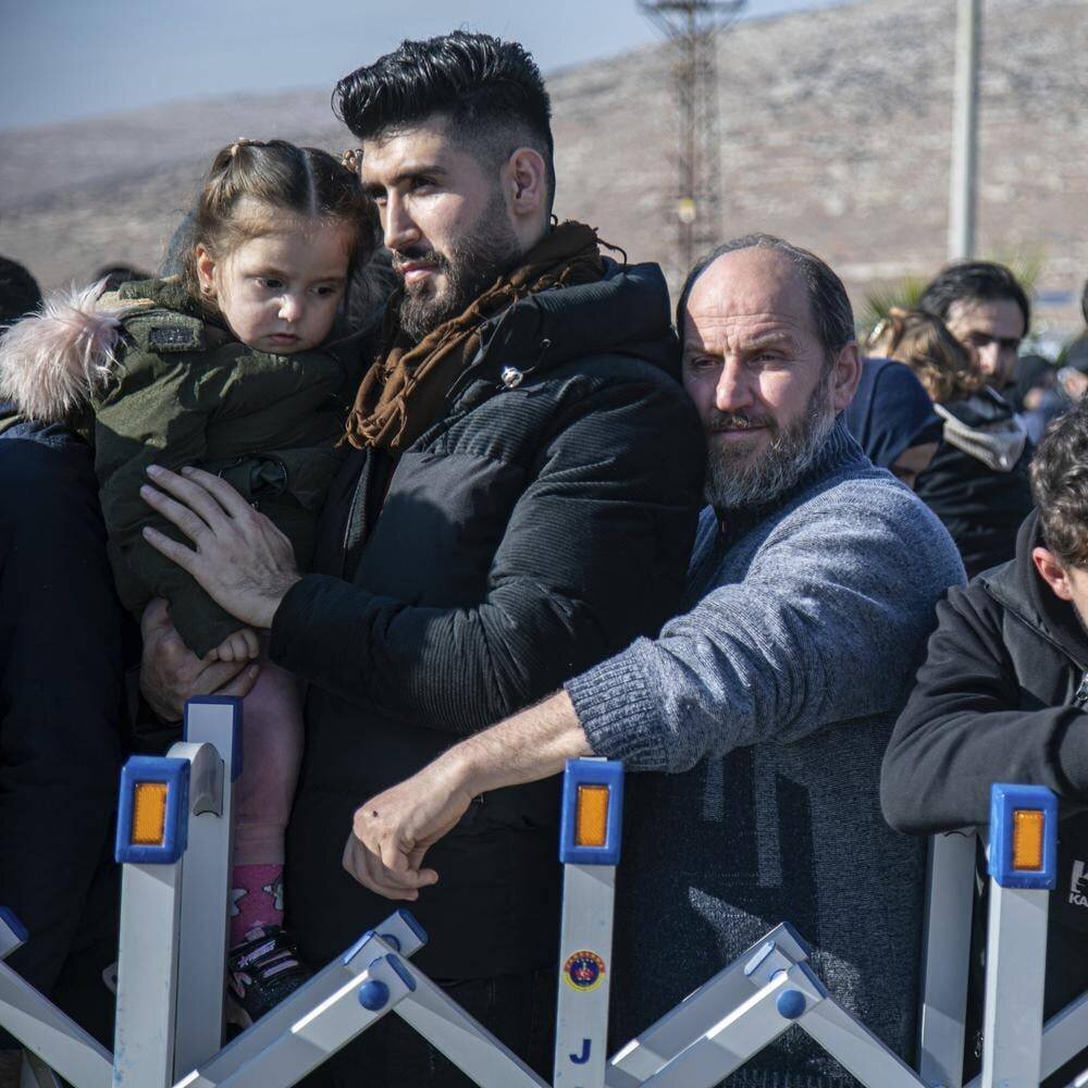 Syrer attendant de traverser la frontière