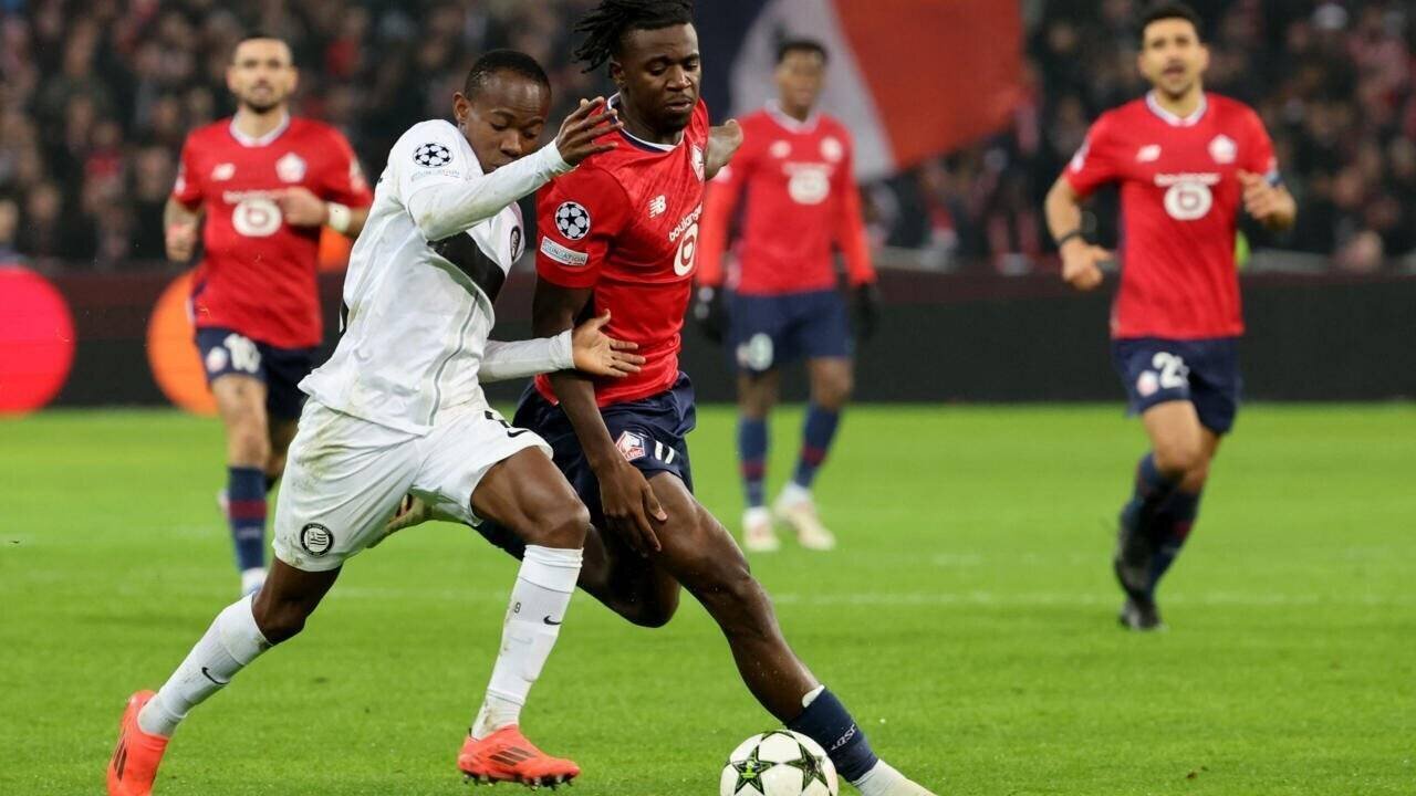 Le milieu de terrain de Sturm Graz Malick Junior Yalcouye face à Ngal'ayel Mukau (Lille) en Ligue des Champions au stade Pierre Mauroy à Villeneuve d'Ascq, mercredi 11 décembre 2024.